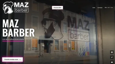 Page d&rsquo;accueil du site Maz Barber&nbsp;: &laquo;&nbsp;Maz Barber, l&rsquo;art de la coiffure et de la barbe&nbsp;&raquo; sur la devanture du salon.